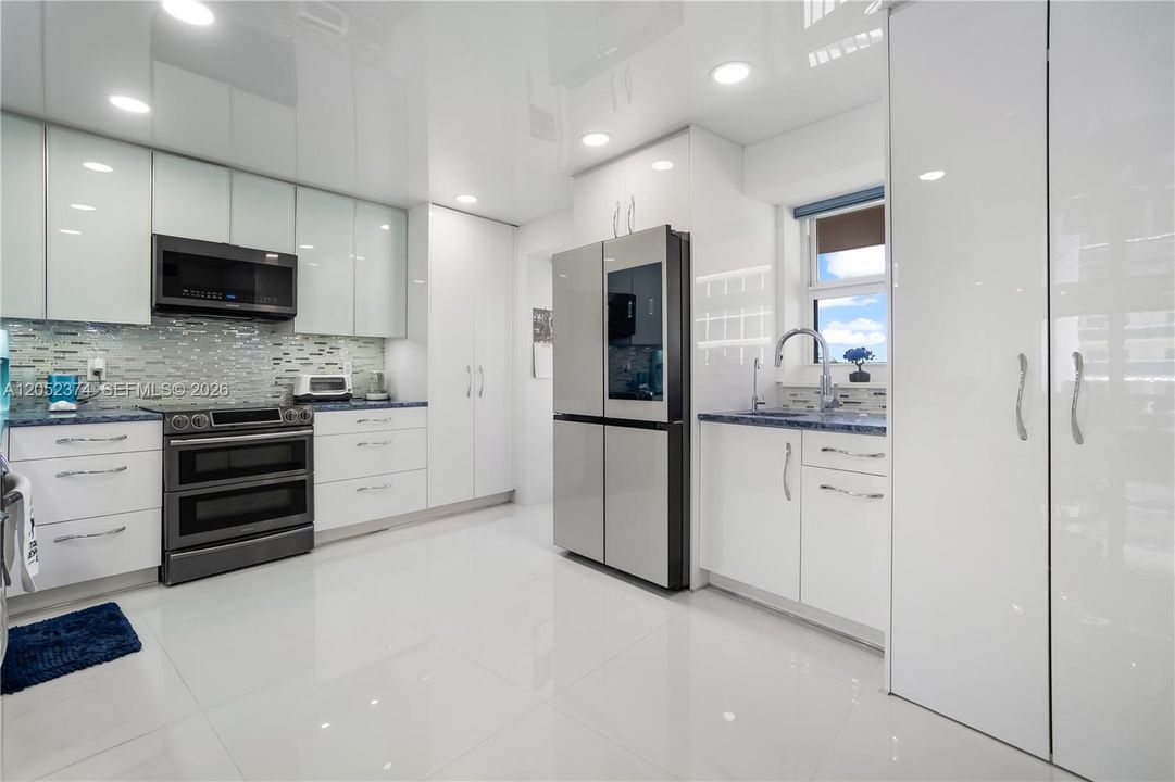 For Sale: $579,000 (1 beds, 1 baths, 1320 Square Feet)