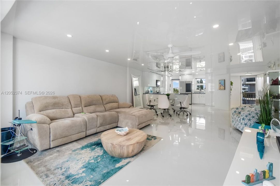 For Sale: $579,000 (1 beds, 1 baths, 1320 Square Feet)