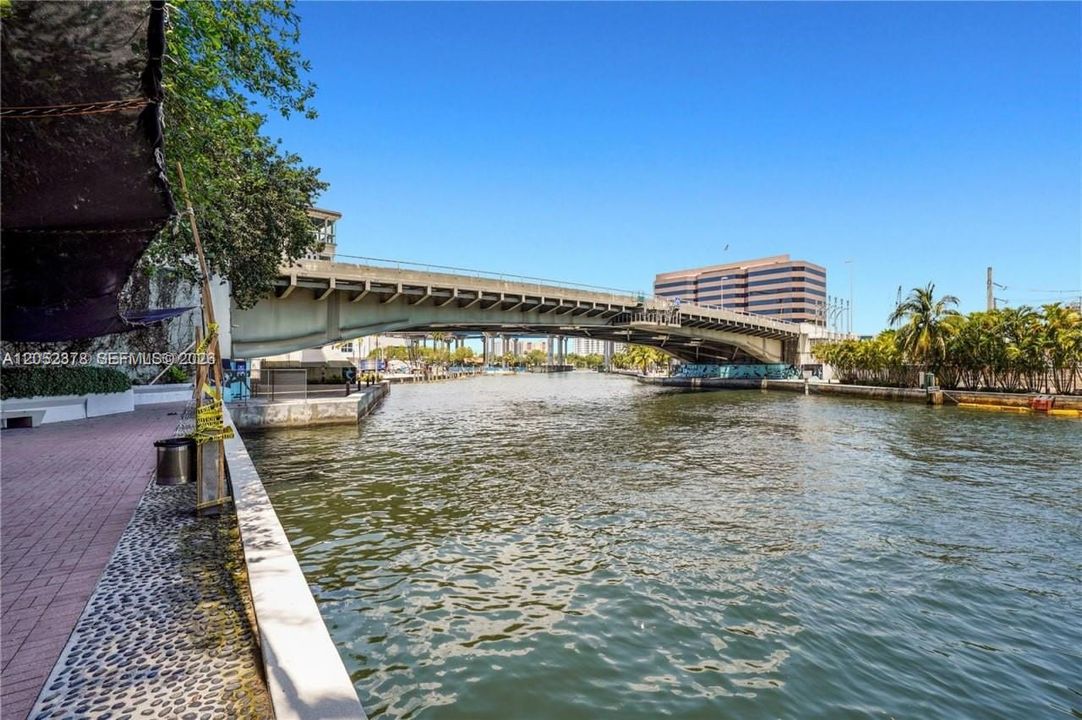 En Venta: $335,000 (0 camas, 1 baños, 580 Pies cuadrados)