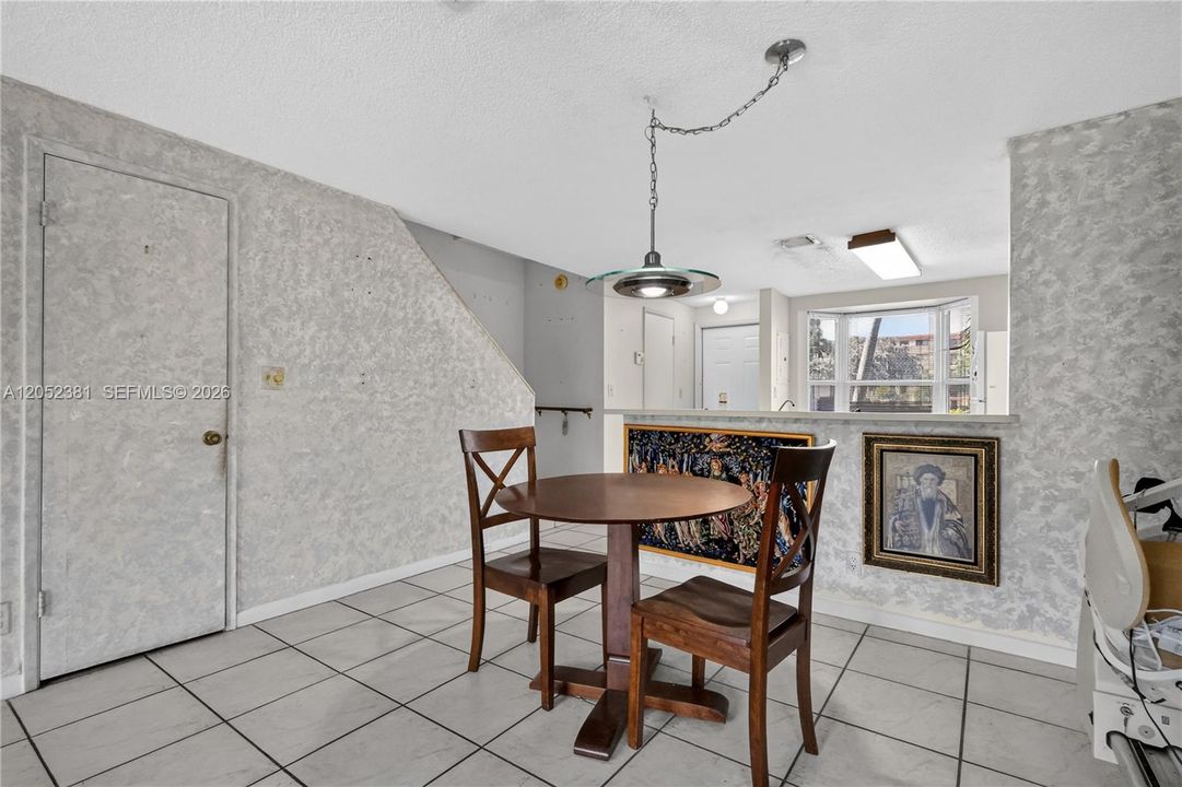 For Sale: $379,900 (2 beds, 2 baths, 1018 Square Feet)