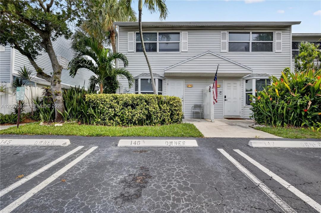 For Sale: $379,900 (2 beds, 2 baths, 1018 Square Feet)