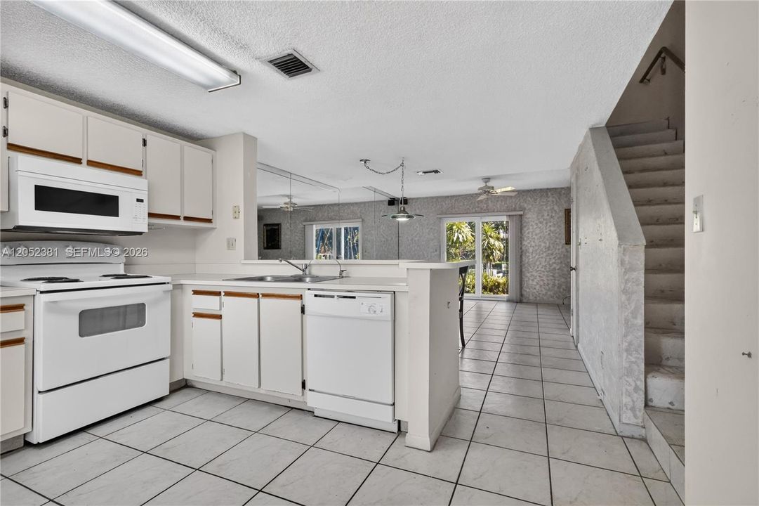 For Sale: $379,900 (2 beds, 2 baths, 1018 Square Feet)