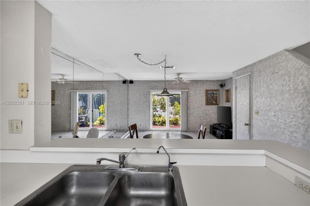 For Sale: $379,900 (2 beds, 2 baths, 1018 Square Feet)