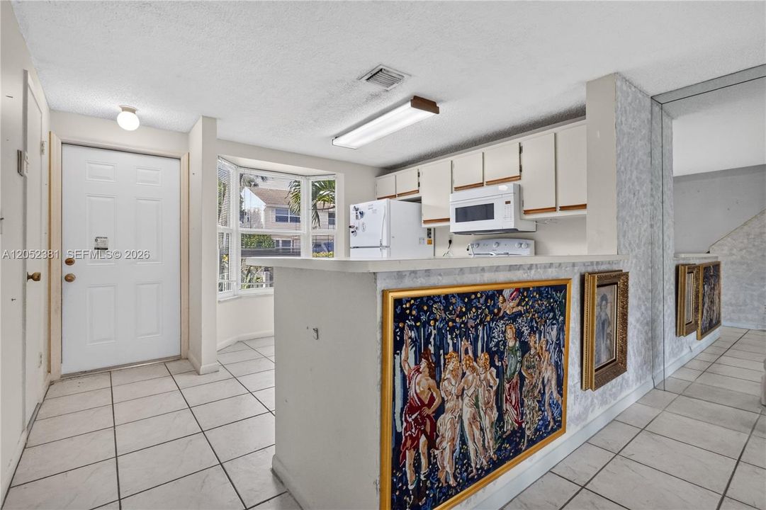 For Sale: $379,900 (2 beds, 2 baths, 1018 Square Feet)