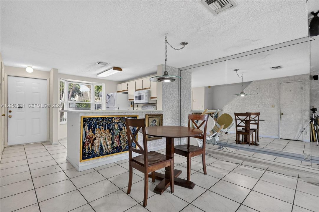 For Sale: $379,900 (2 beds, 2 baths, 1018 Square Feet)