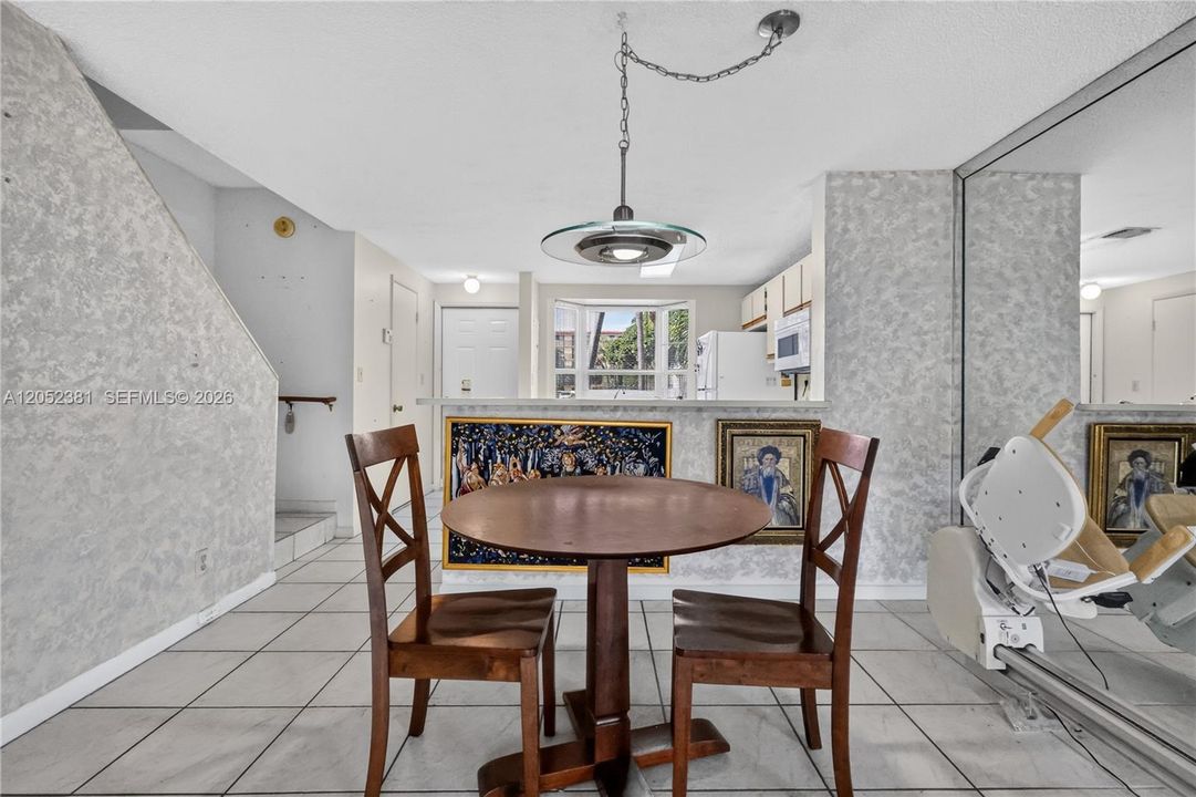For Sale: $379,900 (2 beds, 2 baths, 1018 Square Feet)