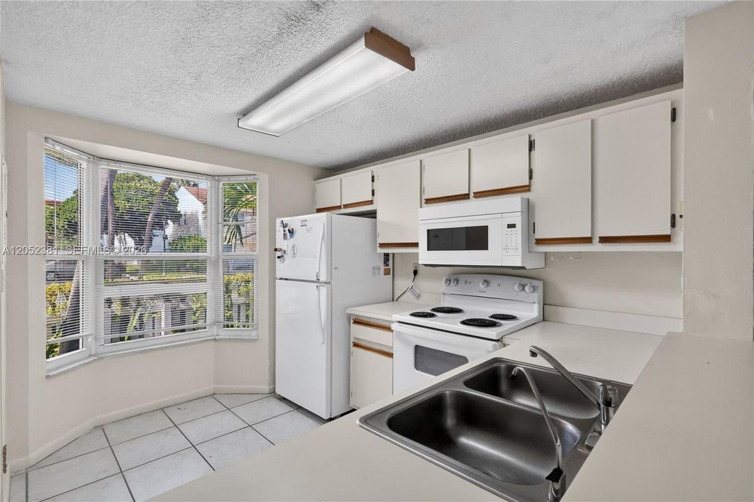 For Sale: $379,900 (2 beds, 2 baths, 1018 Square Feet)