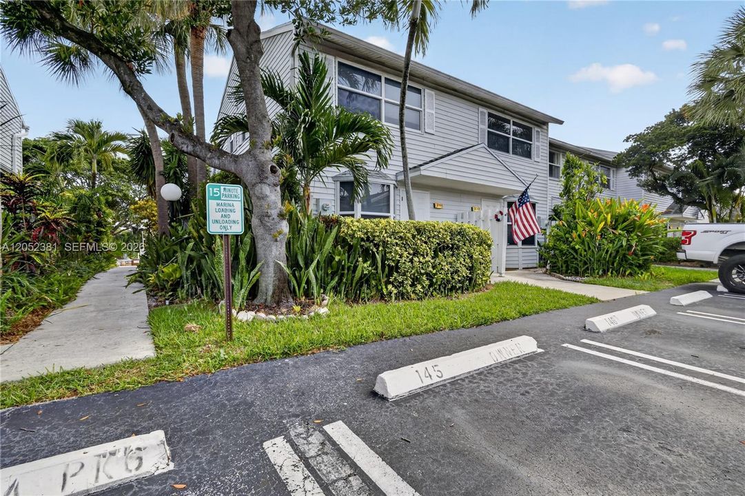 For Sale: $379,900 (2 beds, 2 baths, 1018 Square Feet)