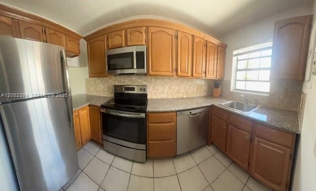 Granite & SS appliances