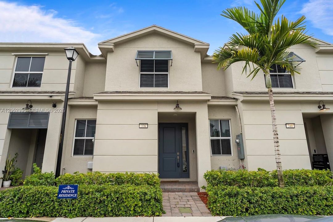 For Sale: $465,000 (3 beds, 3 baths, 1333 Square Feet)