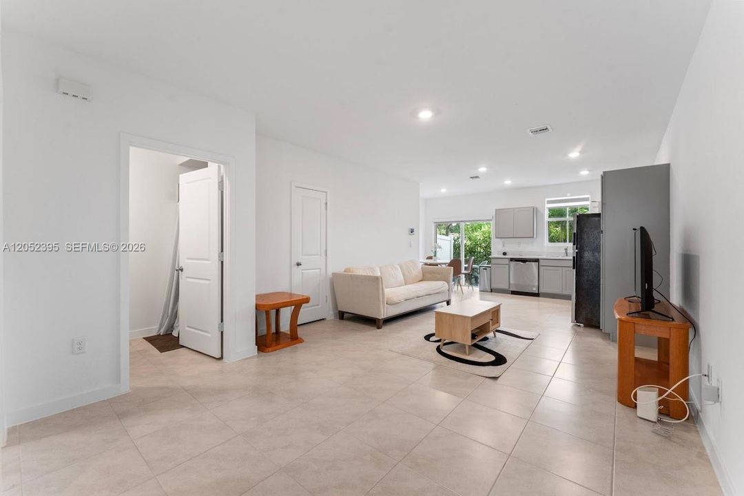 For Sale: $465,000 (3 beds, 3 baths, 1333 Square Feet)