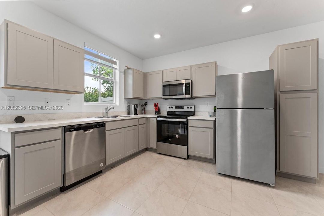 For Sale: $465,000 (3 beds, 3 baths, 1333 Square Feet)