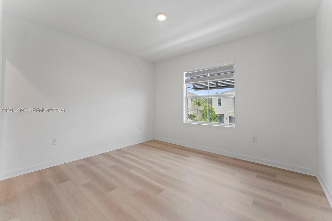 For Sale: $465,000 (3 beds, 3 baths, 1333 Square Feet)
