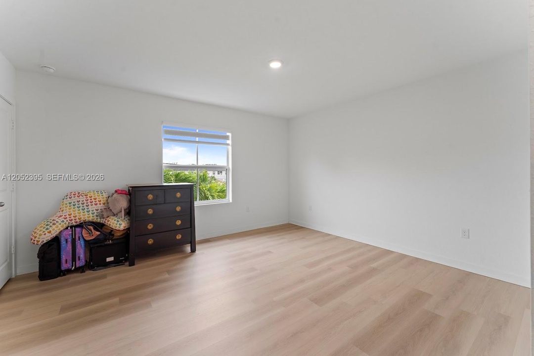 For Sale: $465,000 (3 beds, 3 baths, 1333 Square Feet)