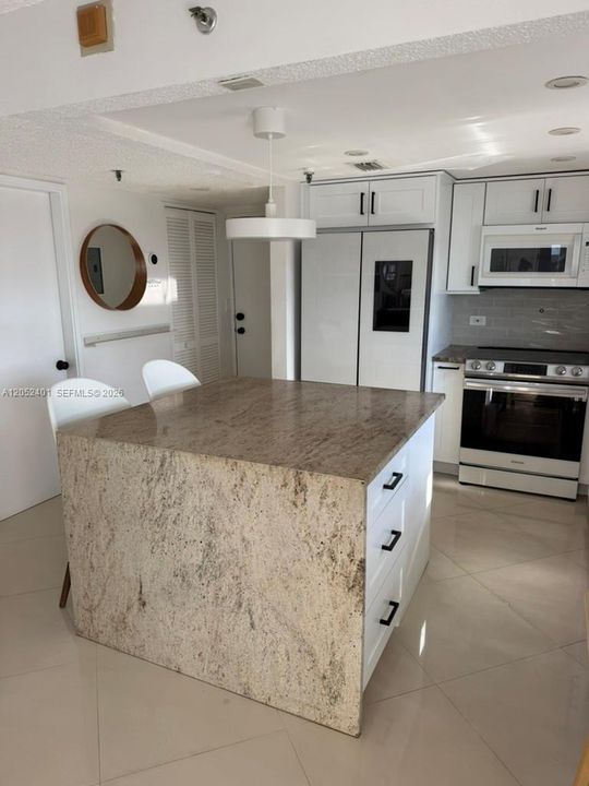 В аренду: $2,900 (1 спален, 1 ванн, 981 Квадратных фут)