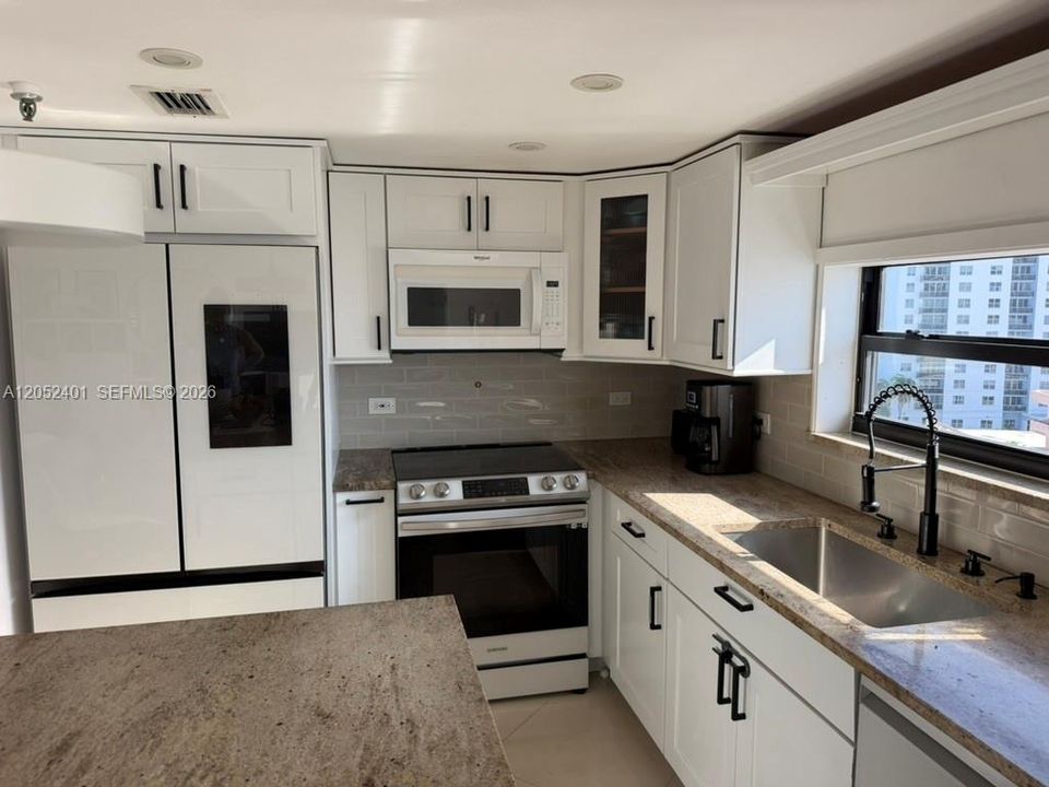 В аренду: $2,900 (1 спален, 1 ванн, 981 Квадратных фут)