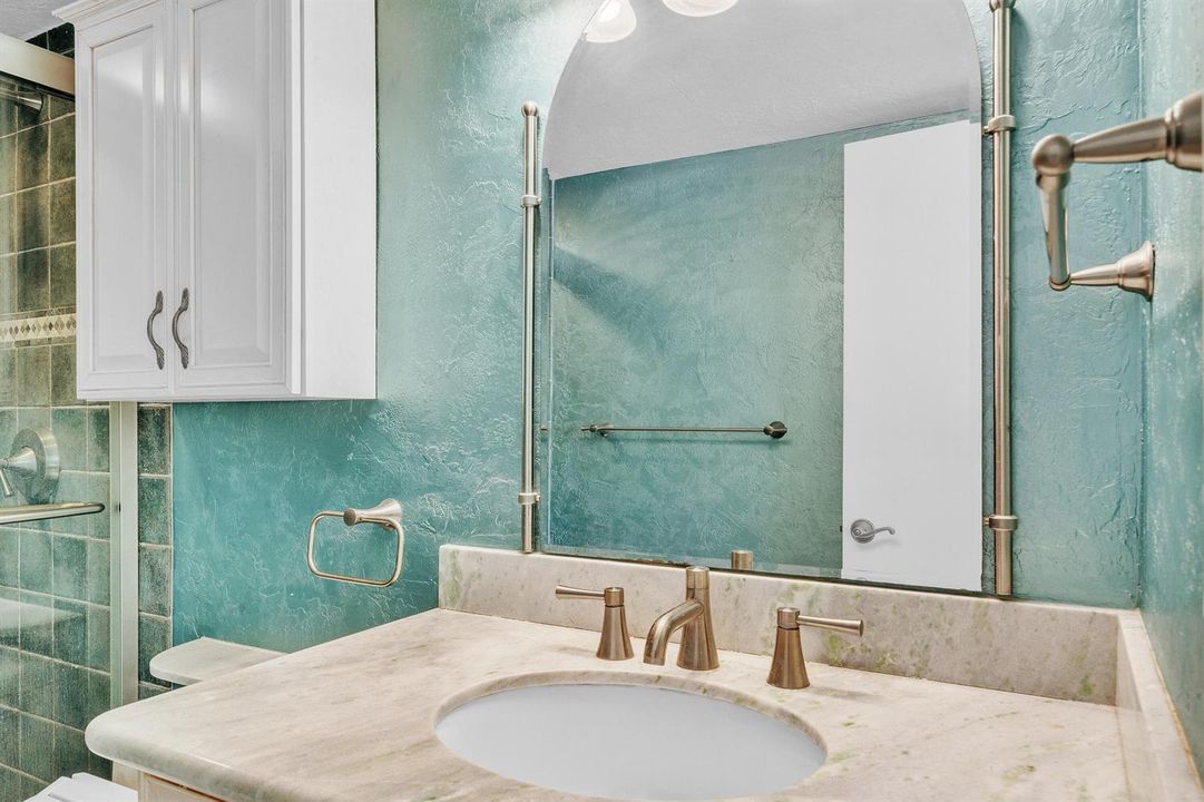 18 Primary Bathroom (2)