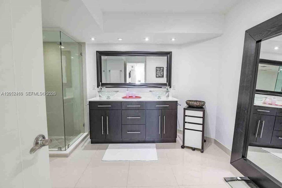 For Rent: $3,400 (1 beds, 1 baths, 1094 Square Feet)