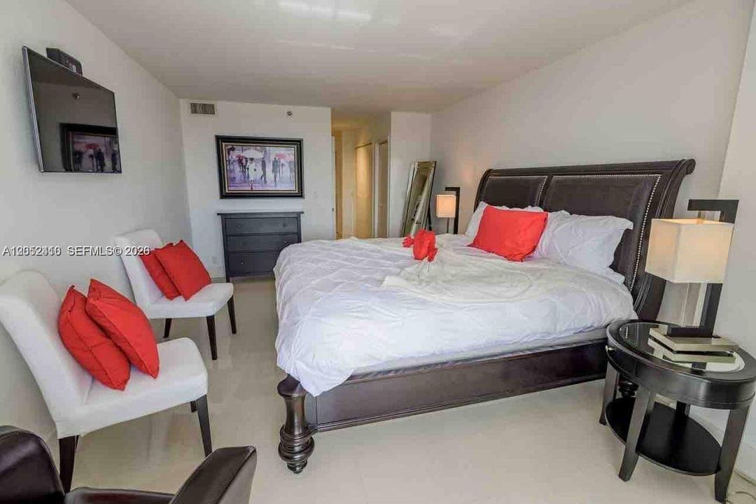 For Rent: $3,400 (1 beds, 1 baths, 1094 Square Feet)