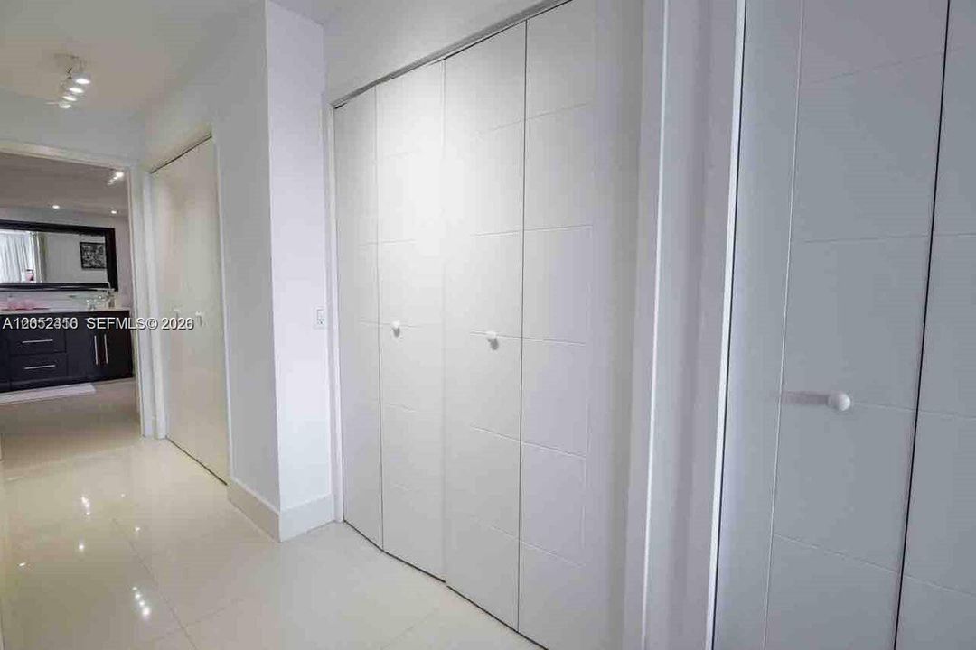 For Rent: $3,400 (1 beds, 1 baths, 1094 Square Feet)