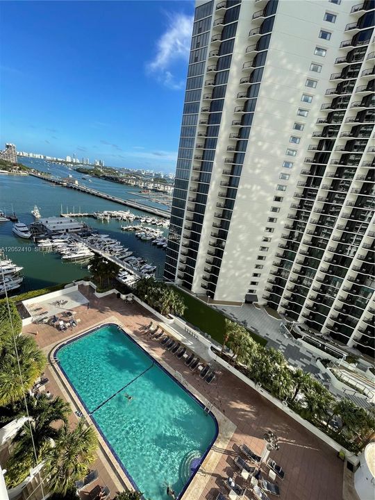 For Rent: $3,400 (1 beds, 1 baths, 1094 Square Feet)