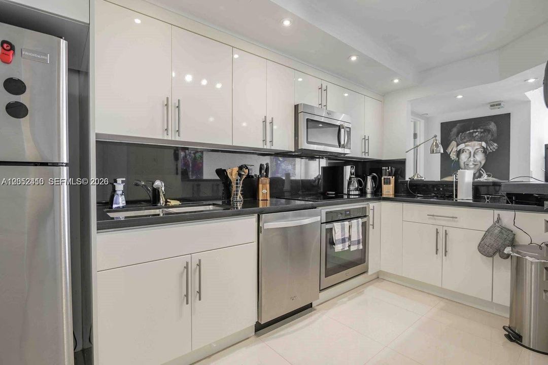 For Rent: $3,400 (1 beds, 1 baths, 1094 Square Feet)