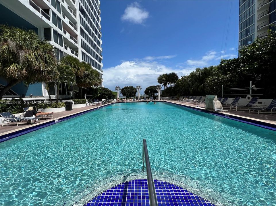 For Rent: $3,400 (1 beds, 1 baths, 1094 Square Feet)