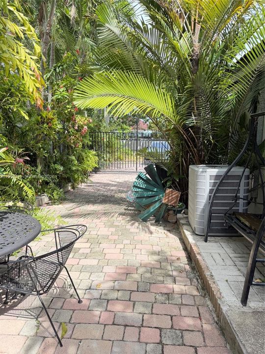 For Rent: $1,300 (1 beds, 1 baths, 1692 Square Feet)