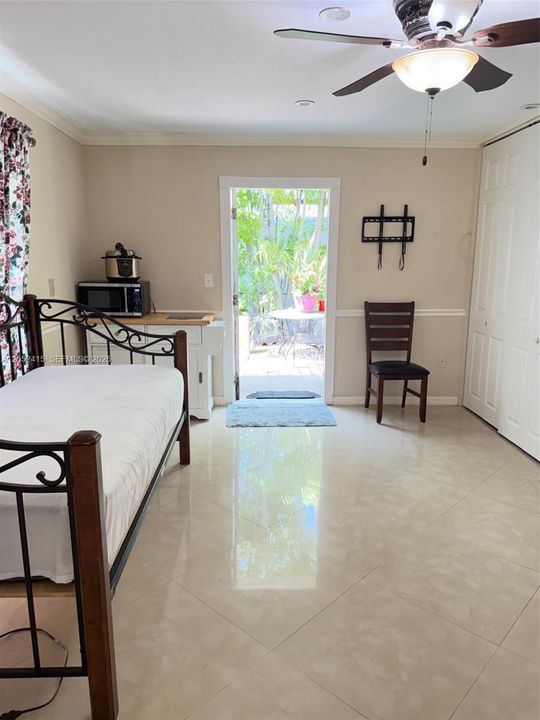 For Rent: $1,300 (1 beds, 1 baths, 1692 Square Feet)