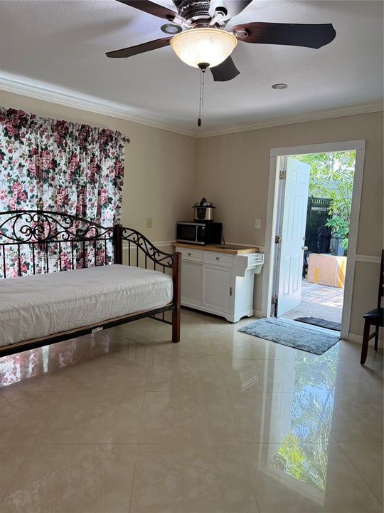For Rent: $1,300 (1 beds, 1 baths, 1692 Square Feet)