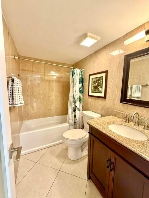 Guest bath w/ tub!