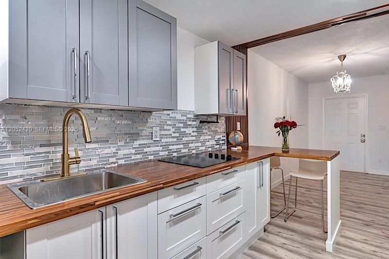 For Rent: $1,800 (2 beds, 1 baths, 839 Square Feet)