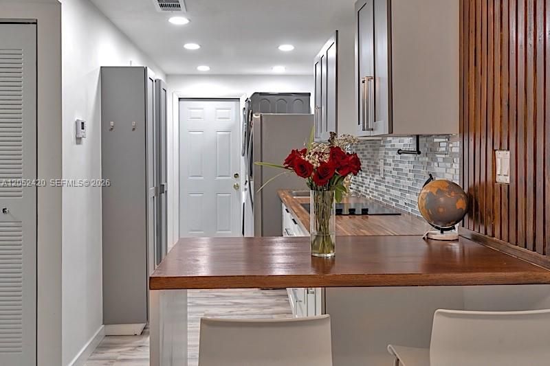 For Rent: $1,800 (2 beds, 1 baths, 839 Square Feet)