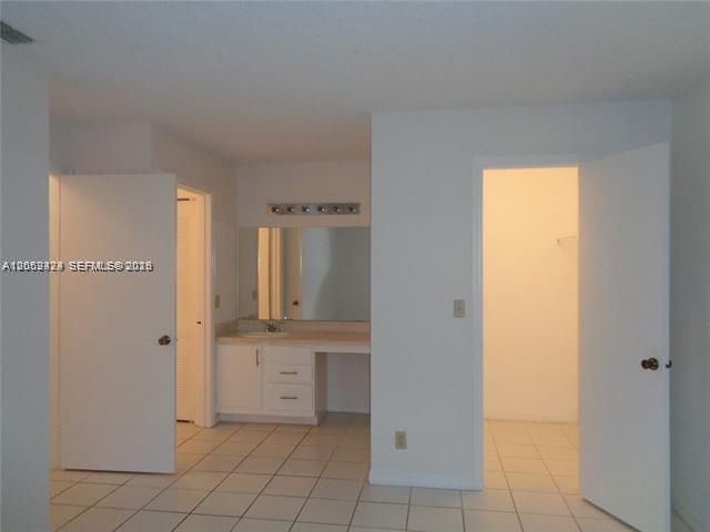 For Rent: $1,800 (2 beds, 1 baths, 912 Square Feet)