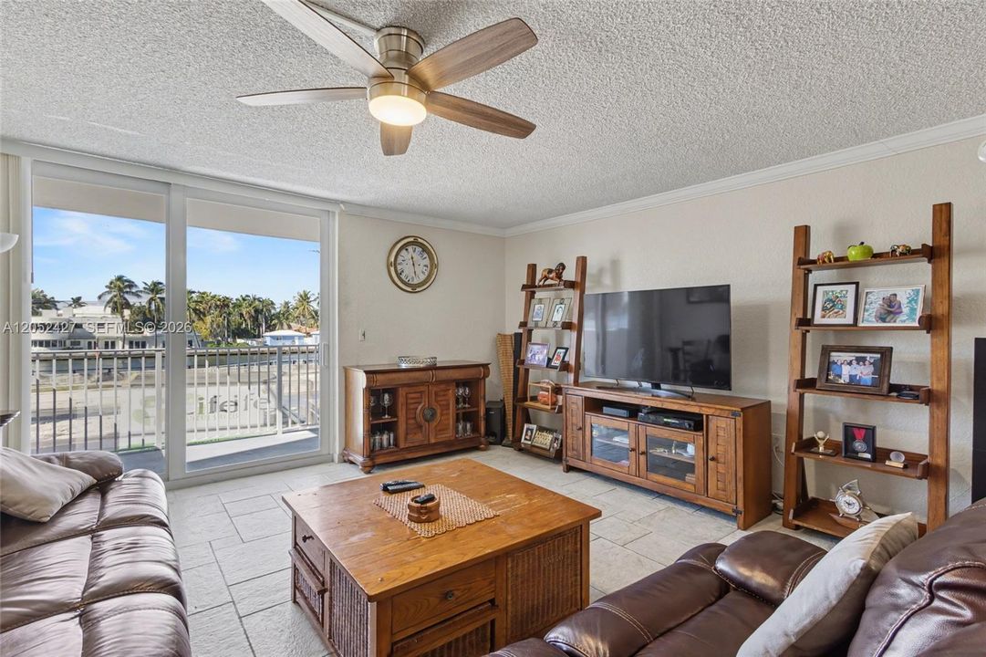For Sale: $358,000 (2 beds, 2 baths, 1130 Square Feet)