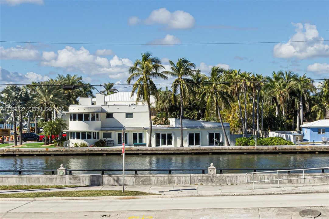 For Sale: $358,000 (2 beds, 2 baths, 1130 Square Feet)