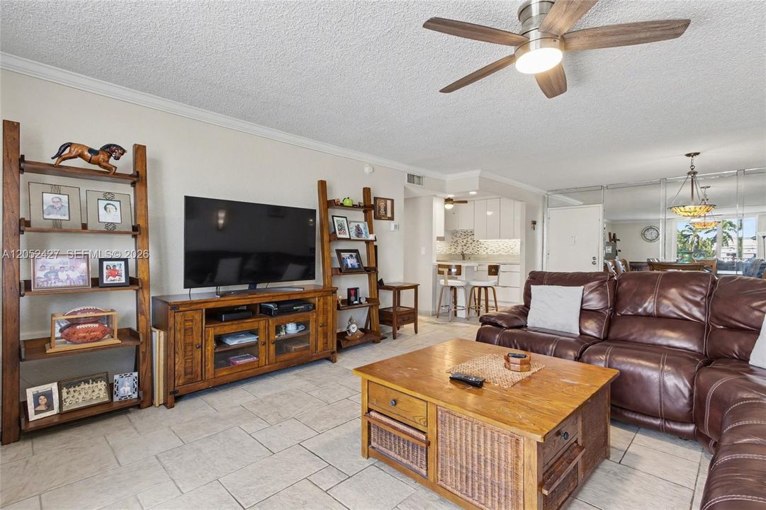 For Sale: $358,000 (2 beds, 2 baths, 1130 Square Feet)