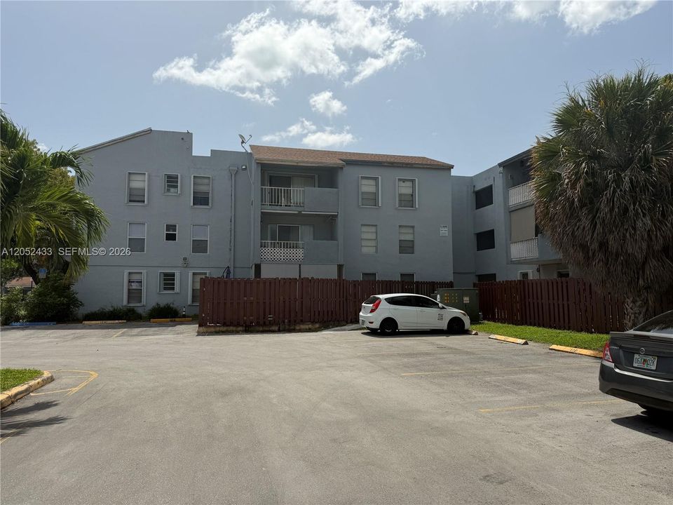 For Sale: $199,999 (1 beds, 1 baths, 778 Square Feet)