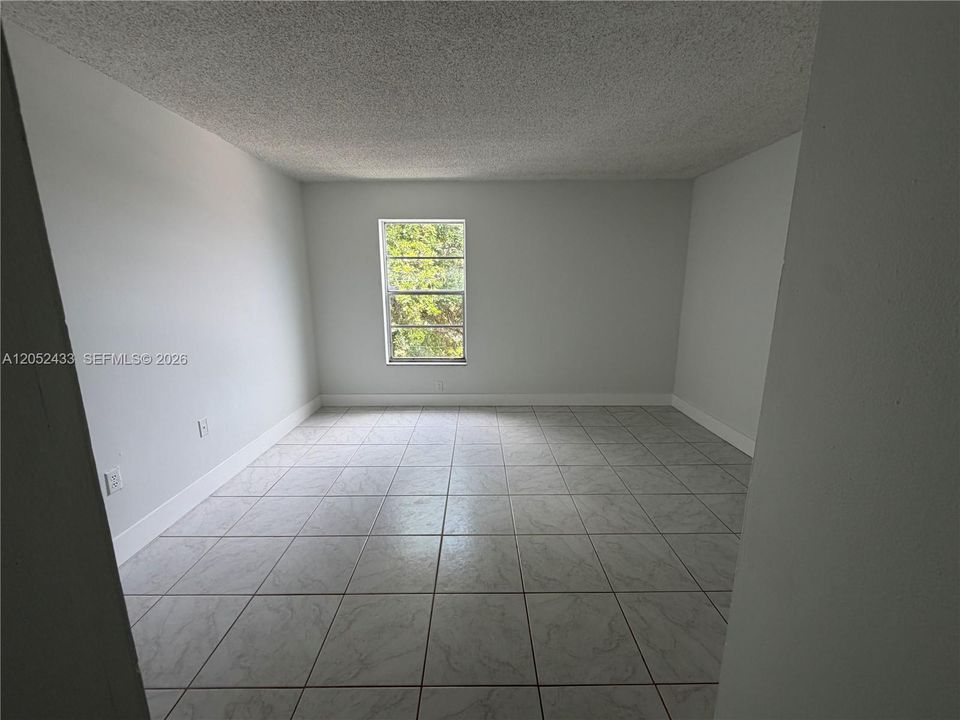 For Sale: $199,999 (1 beds, 1 baths, 778 Square Feet)
