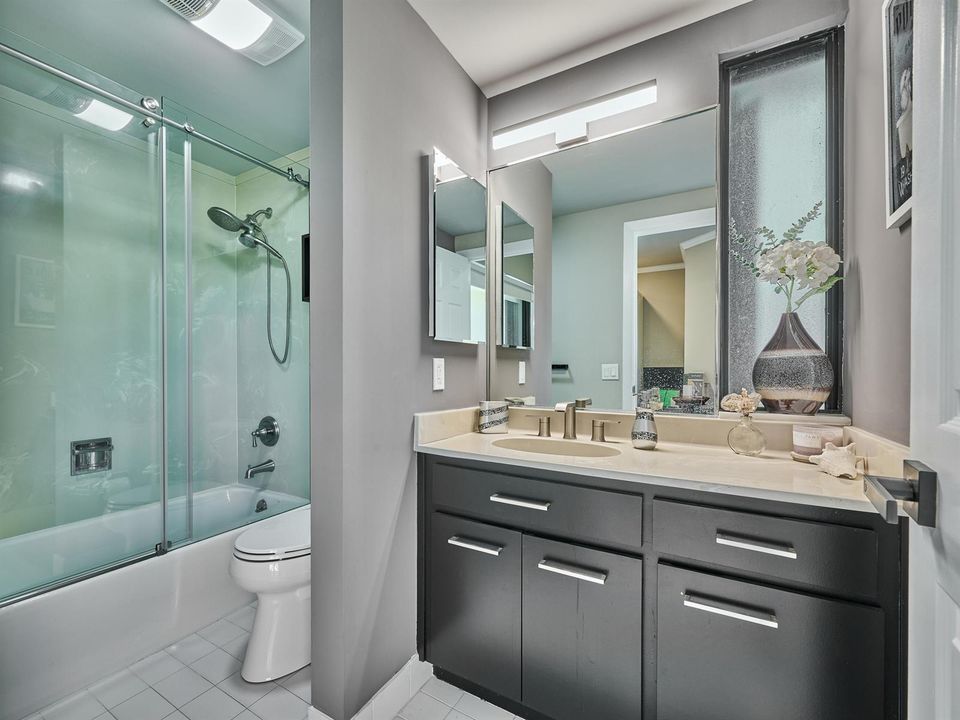 Second Bed-Ensuite Full Bath