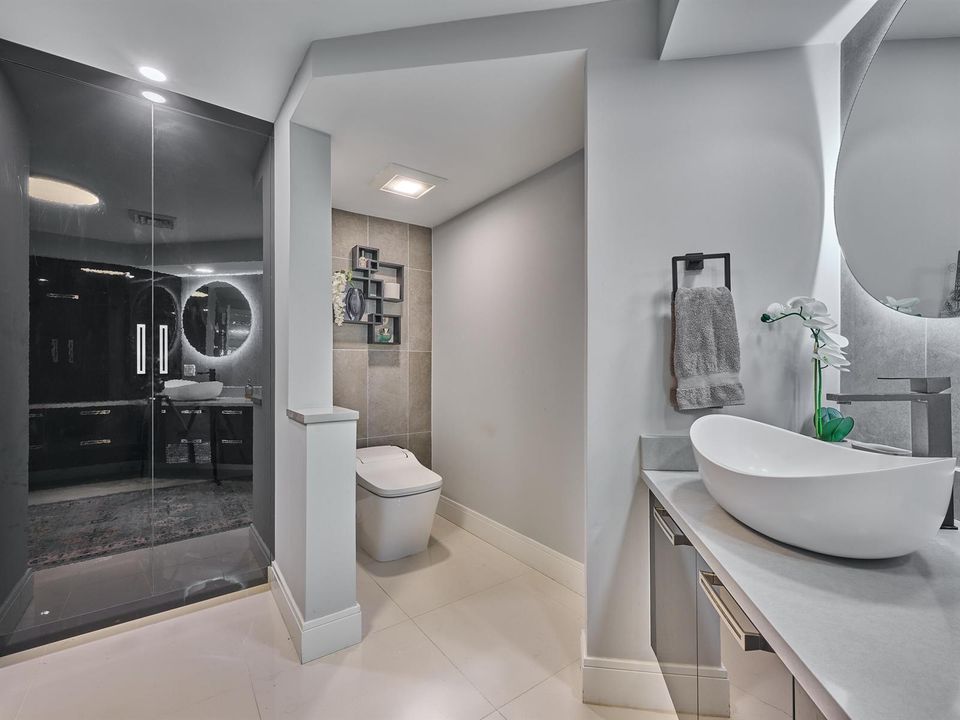 Master Toilet