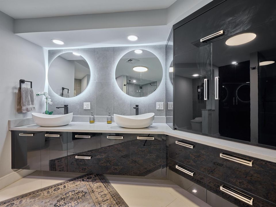 Master Full Bath Dual Sinks