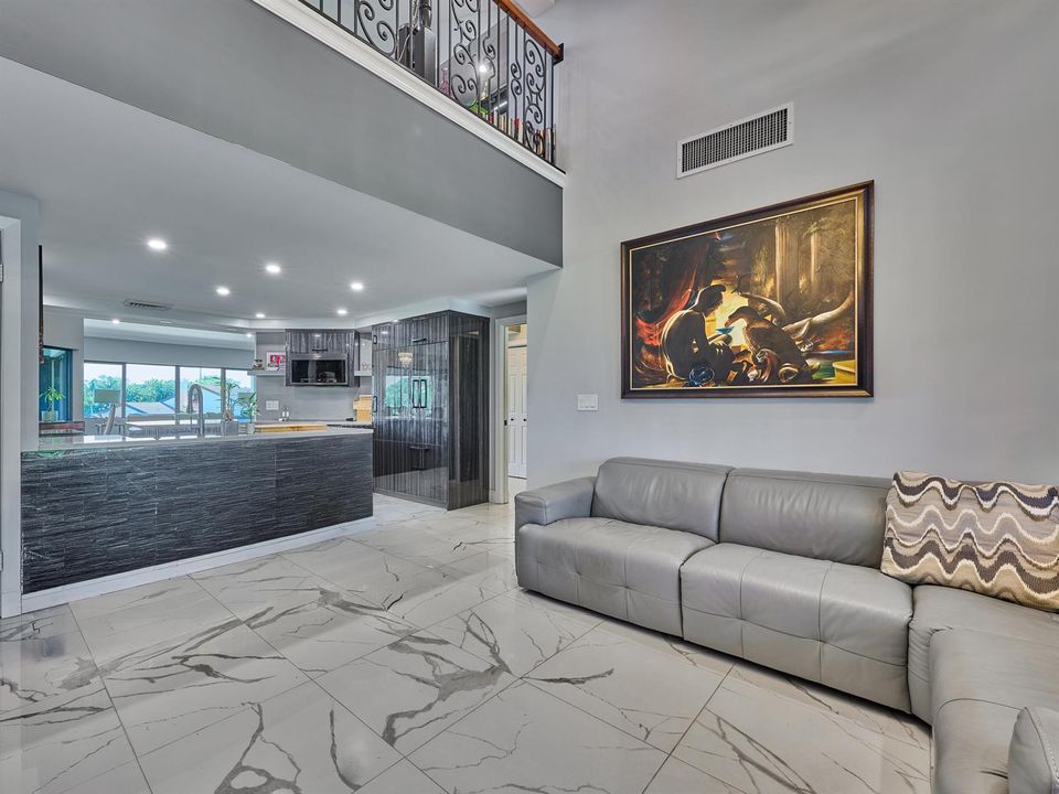 Family to Kitchen - Balcony