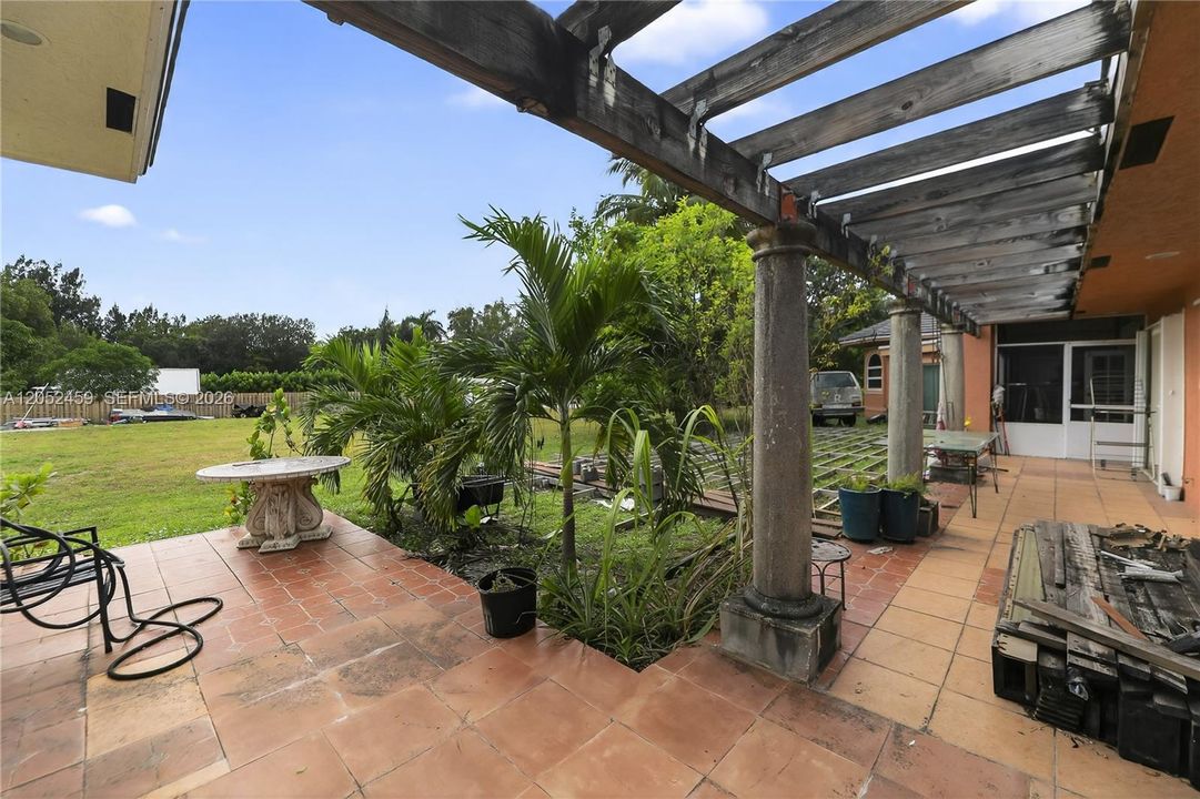 For Sale: $1,350,000 (5 beds, 4 baths, 4935 Square Feet)