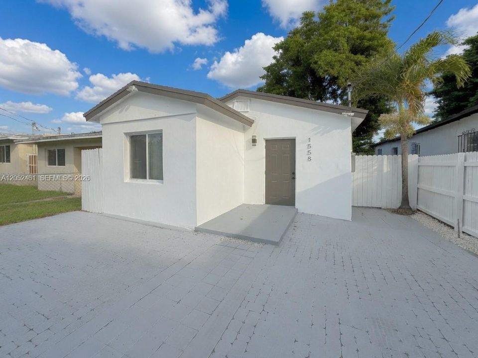 For Sale: $419,900 (3 beds, 2 baths, 840 Square Feet)