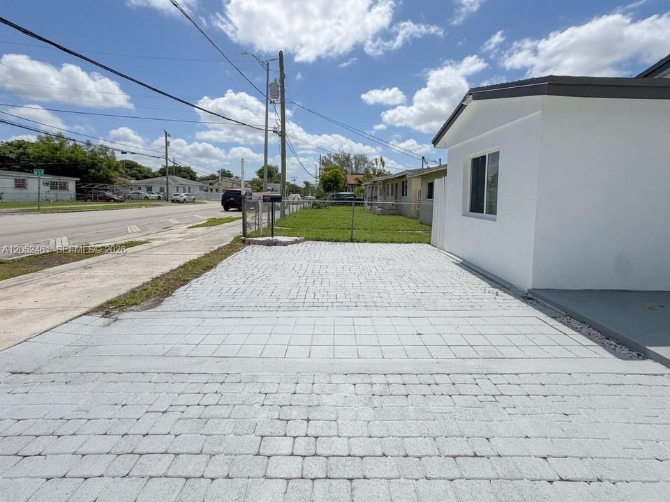 For Sale: $419,900 (3 beds, 2 baths, 840 Square Feet)