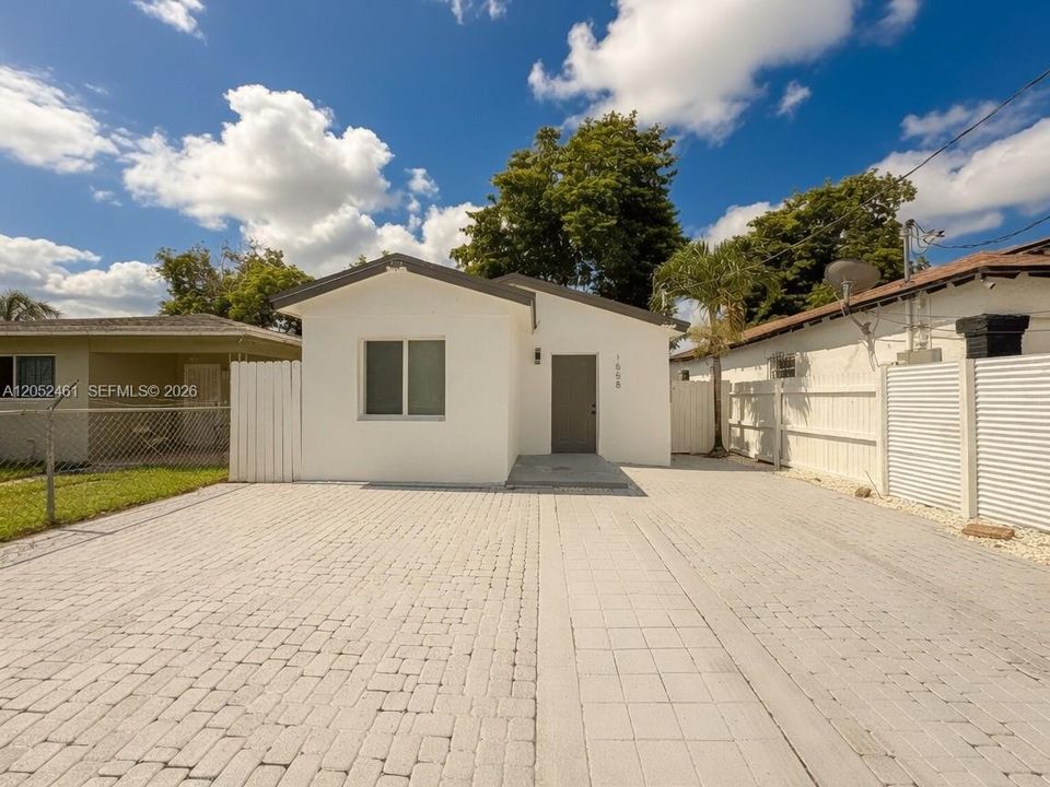 For Sale: $419,900 (3 beds, 2 baths, 840 Square Feet)
