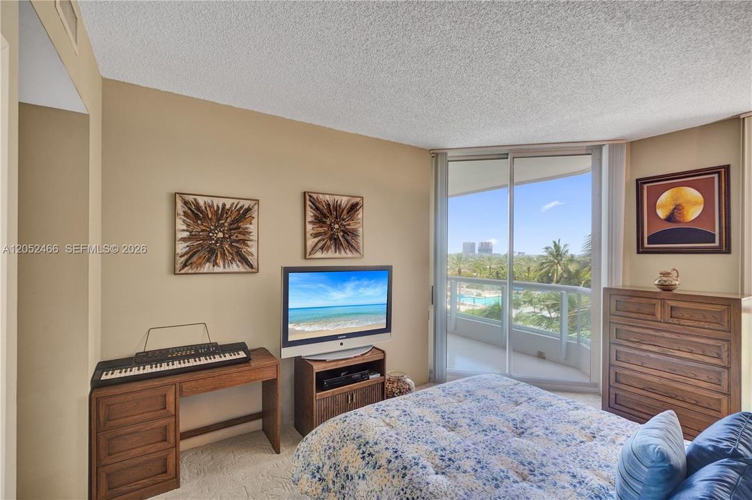 Second bedroom.