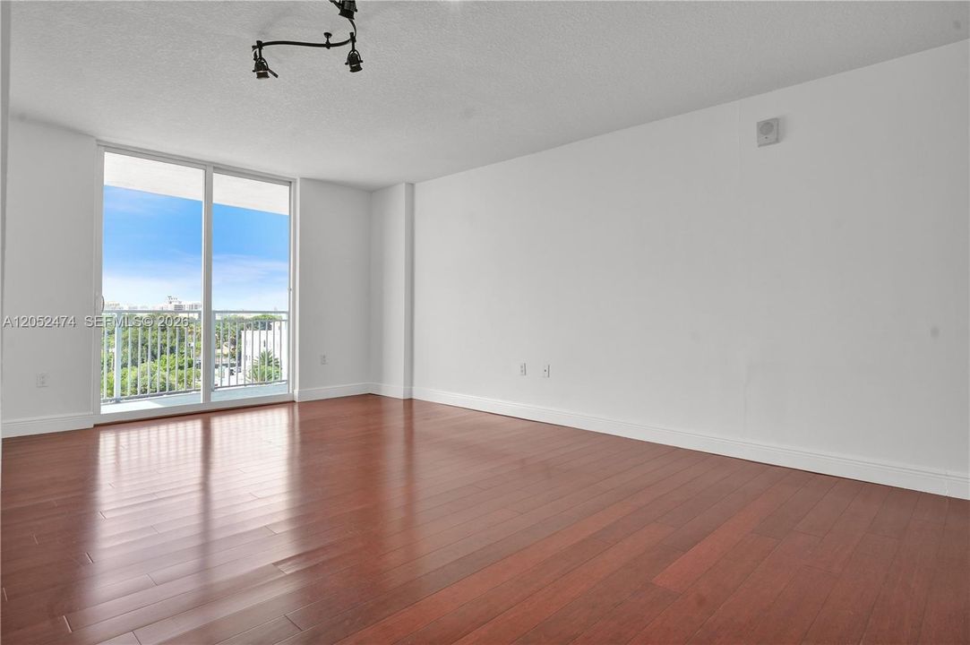 En Venta: $425,000 (2 camas, 2 baños, 901 Pies cuadrados)