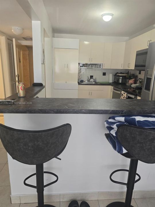 For Sale: $425,000 (1 beds, 1 baths, 868 Square Feet)